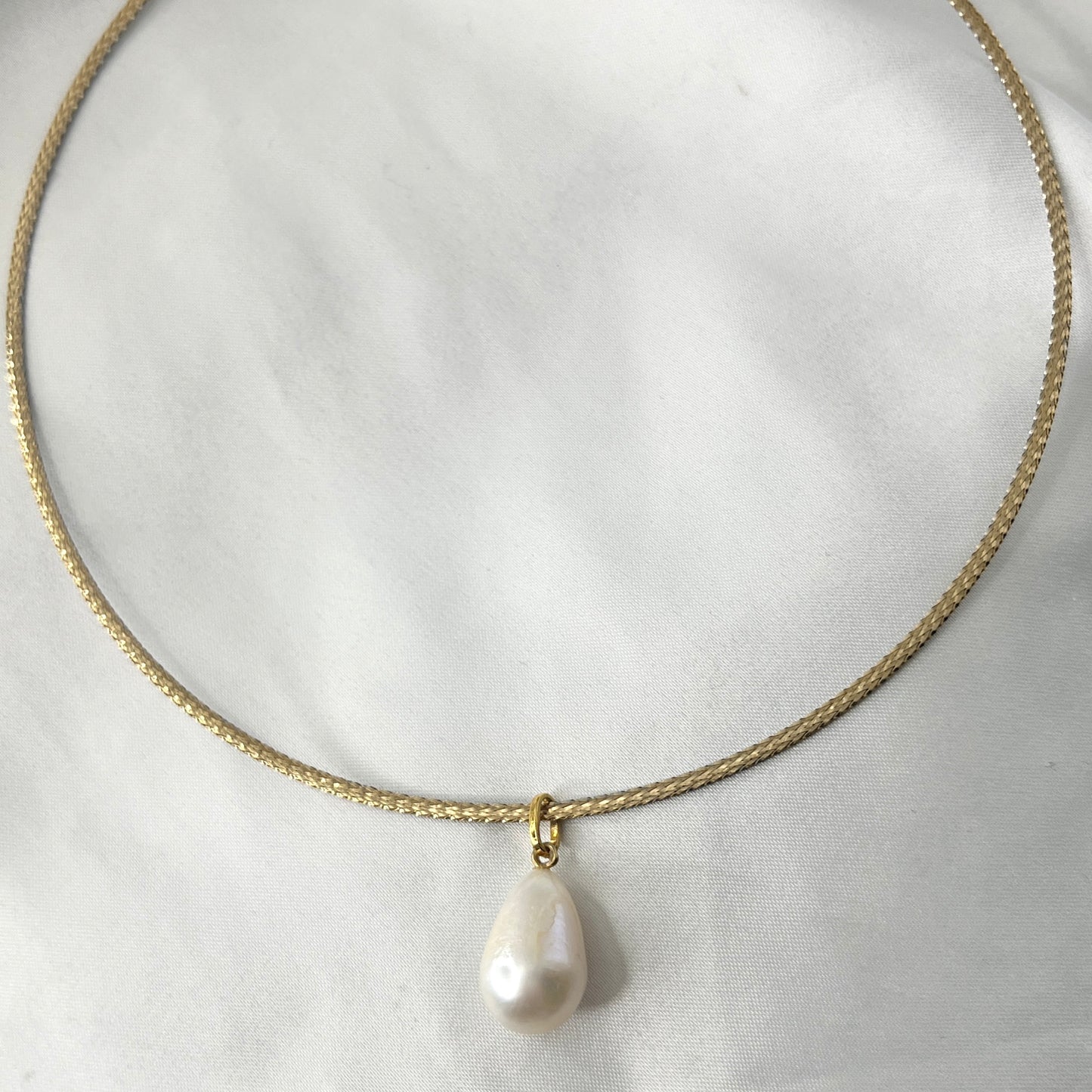 Reversible Omega Pearl Necklace NL179
