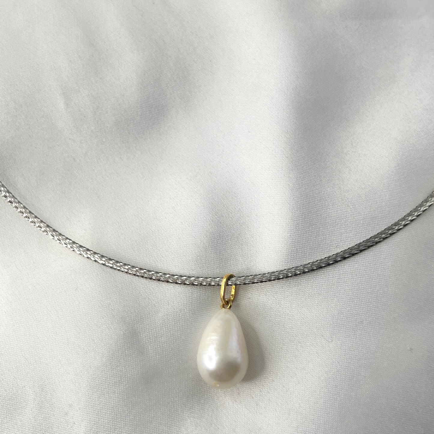 Reversible Omega Pearl Necklace NL179