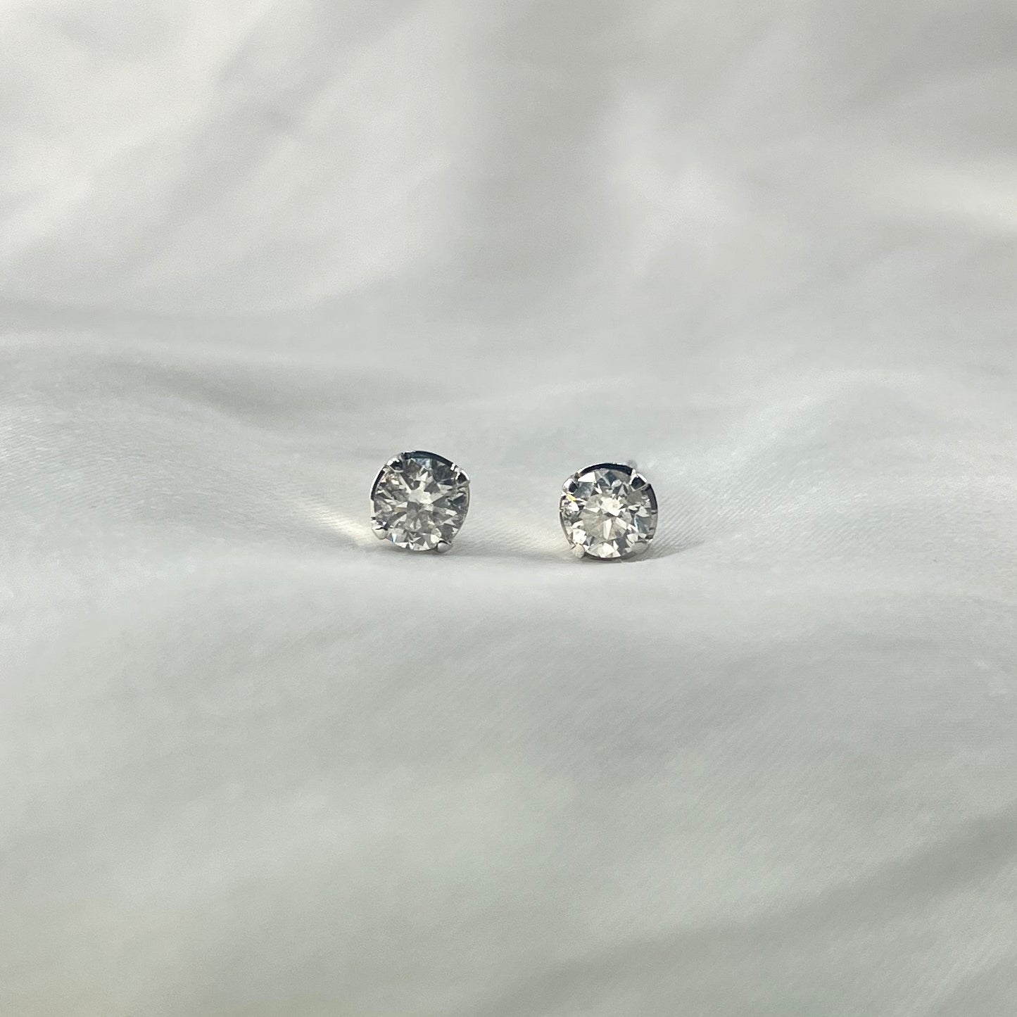 Stud Diamond Earrings DE002