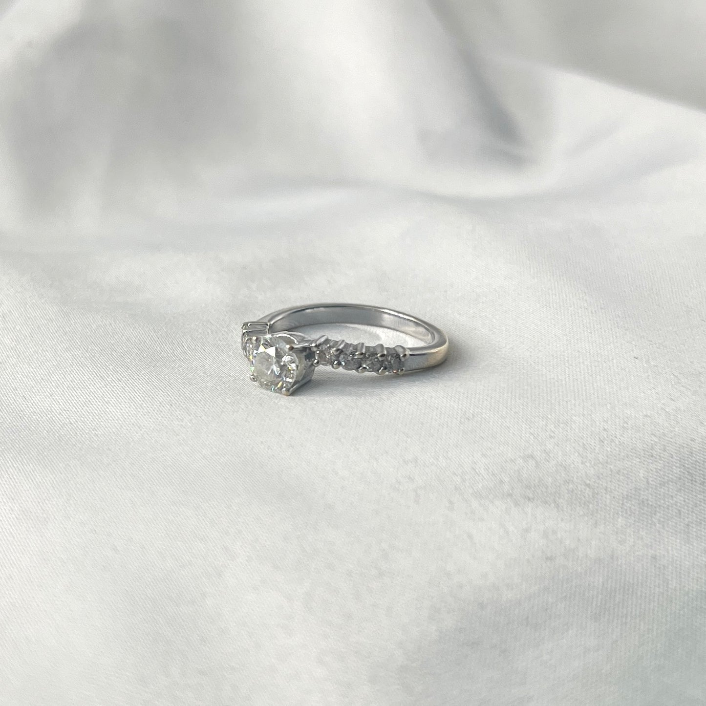 Solo Side Stone Engagement Ring EN013