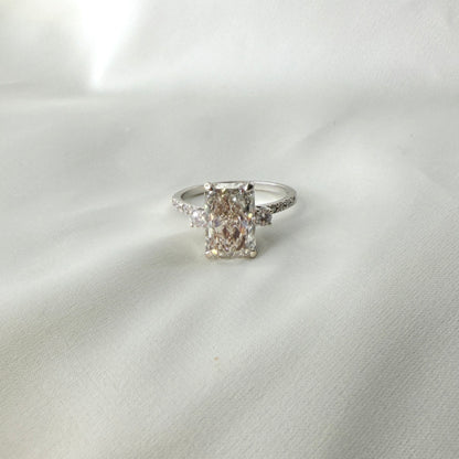IGI Cut Cornered Rectangular Modified Diamond Ring RG041