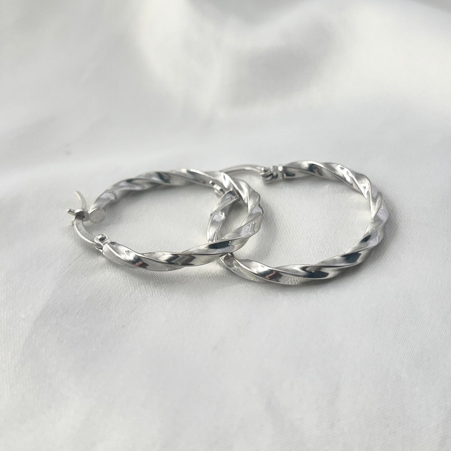 Swirl Hoop White Gold GE003