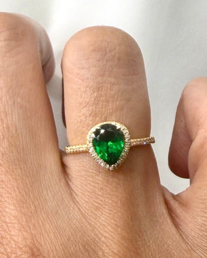 Pear Emerald Diamond Ring RG028