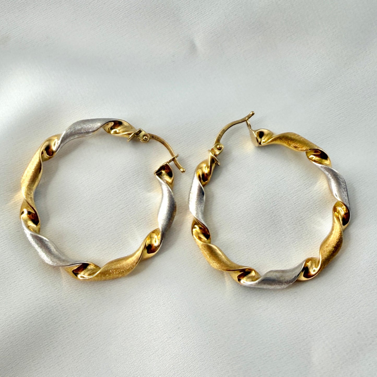 Matte Twisted Hoop ER010