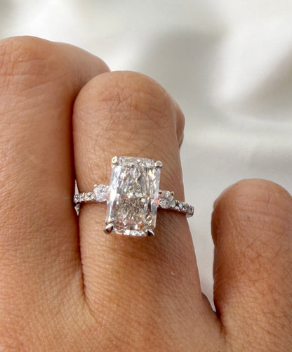 IGI Cut Cornered Rectangular Modified Diamond Ring RG041