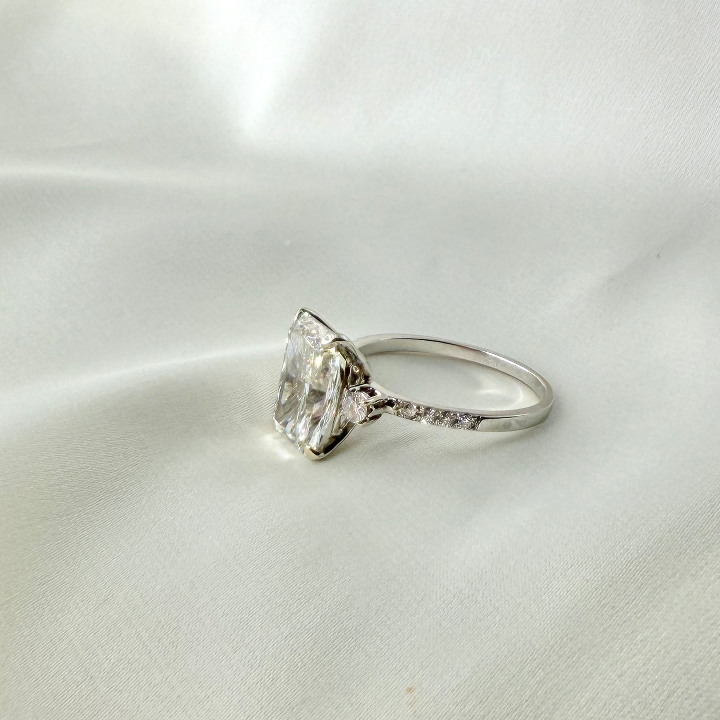 IGI Cut Cornered Rectangular Modified Diamond Ring RG041