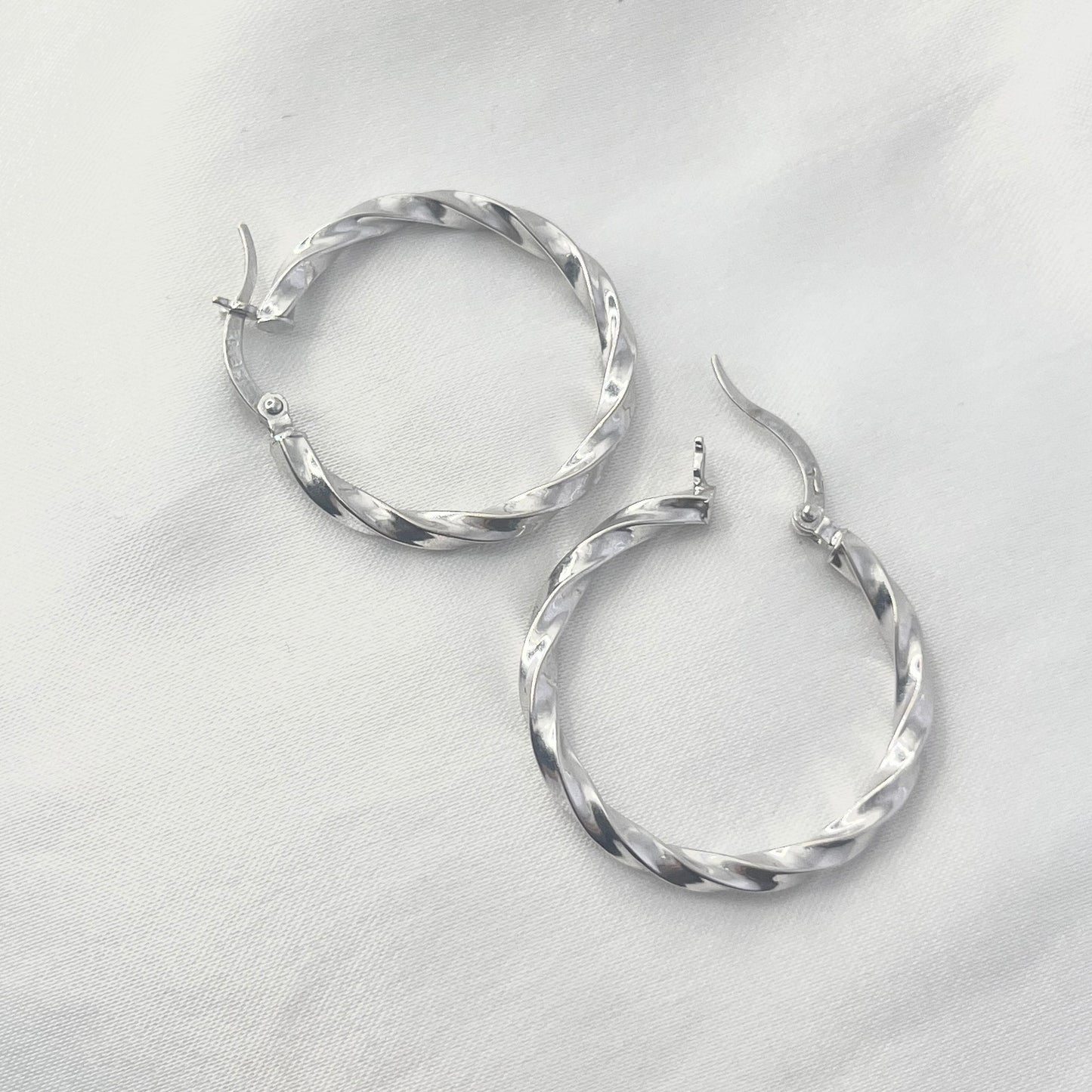 Swirl Hoop White Gold GE003