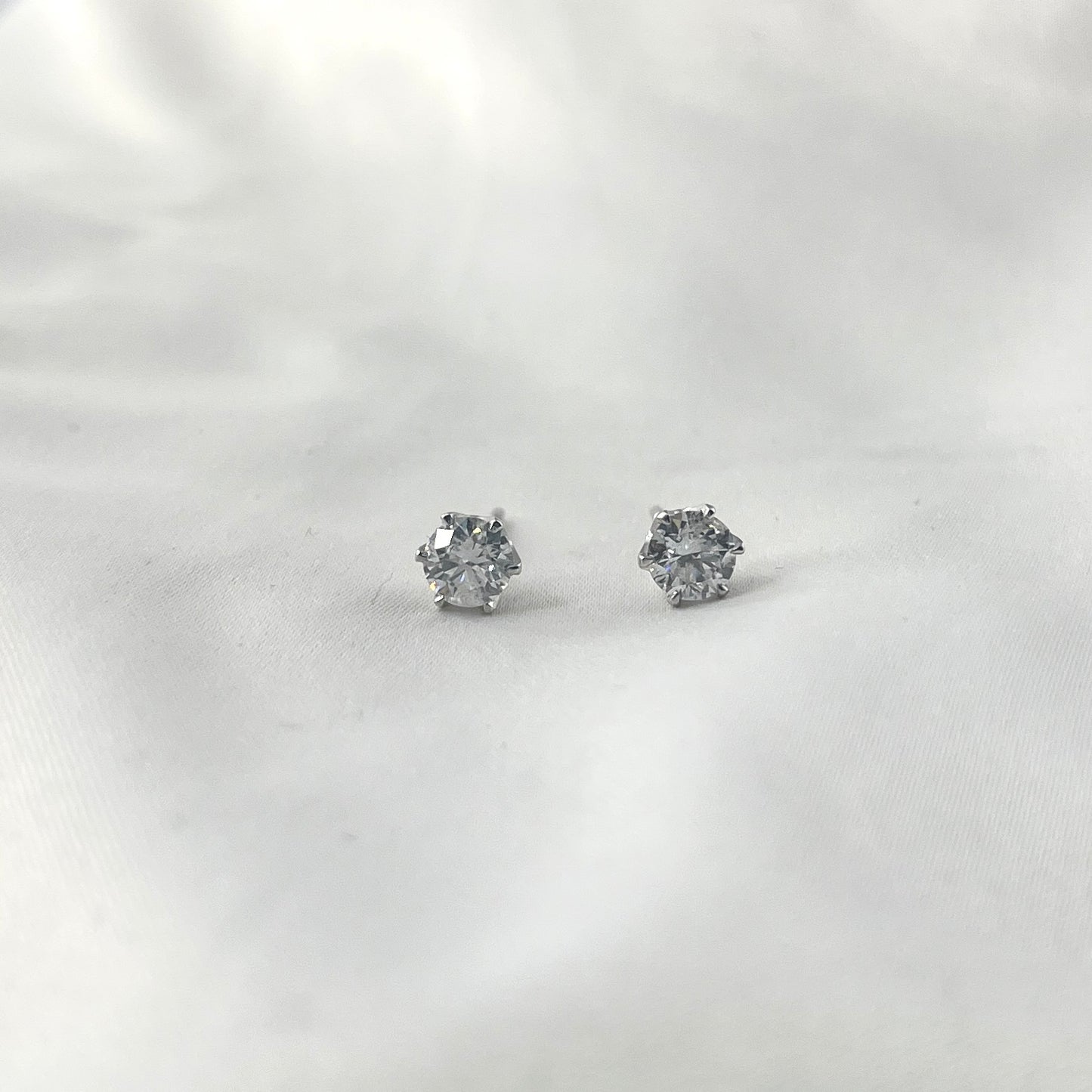 6 Prong Solo Diamond Earrings DE010