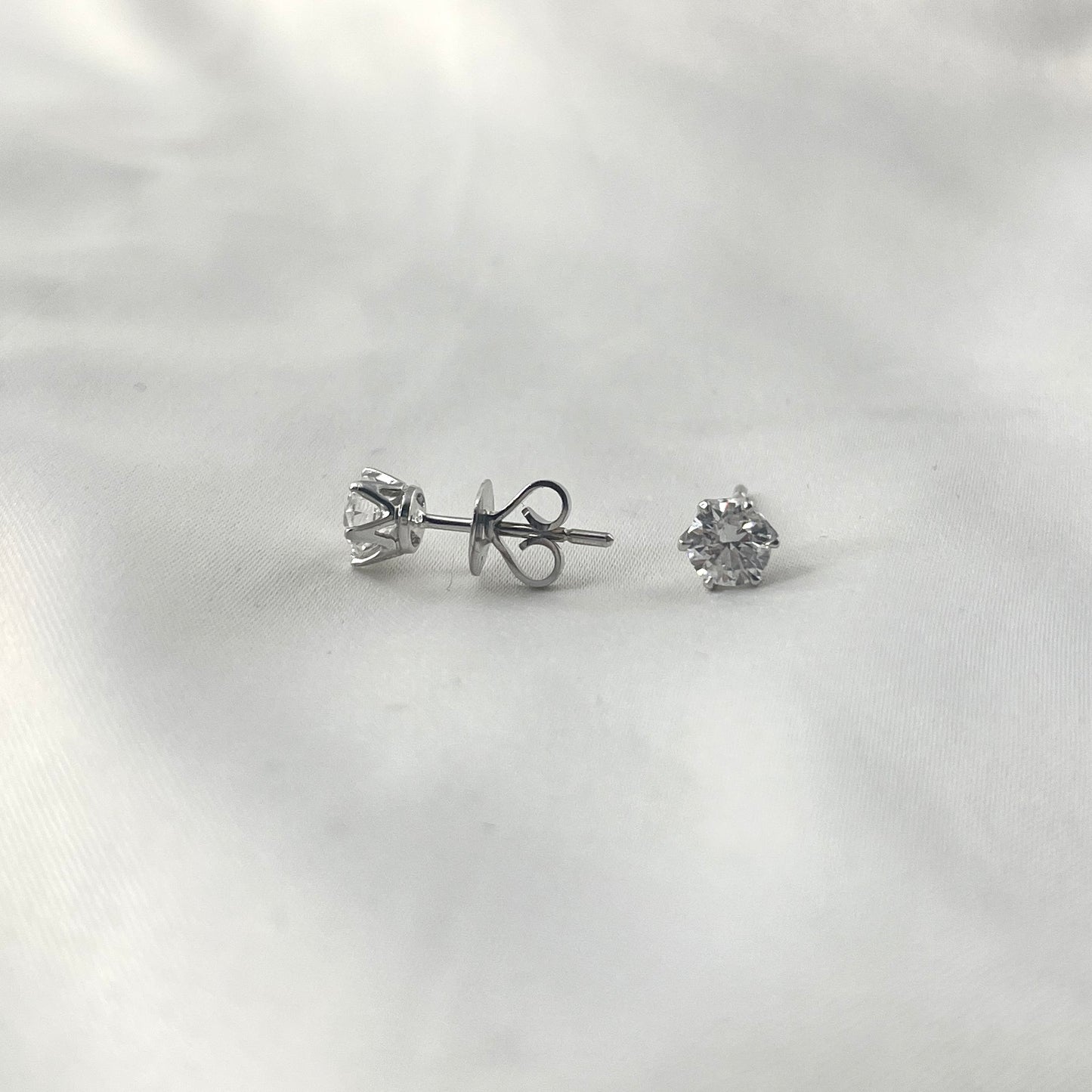 6 Prong Solo Diamond Earrings DE010