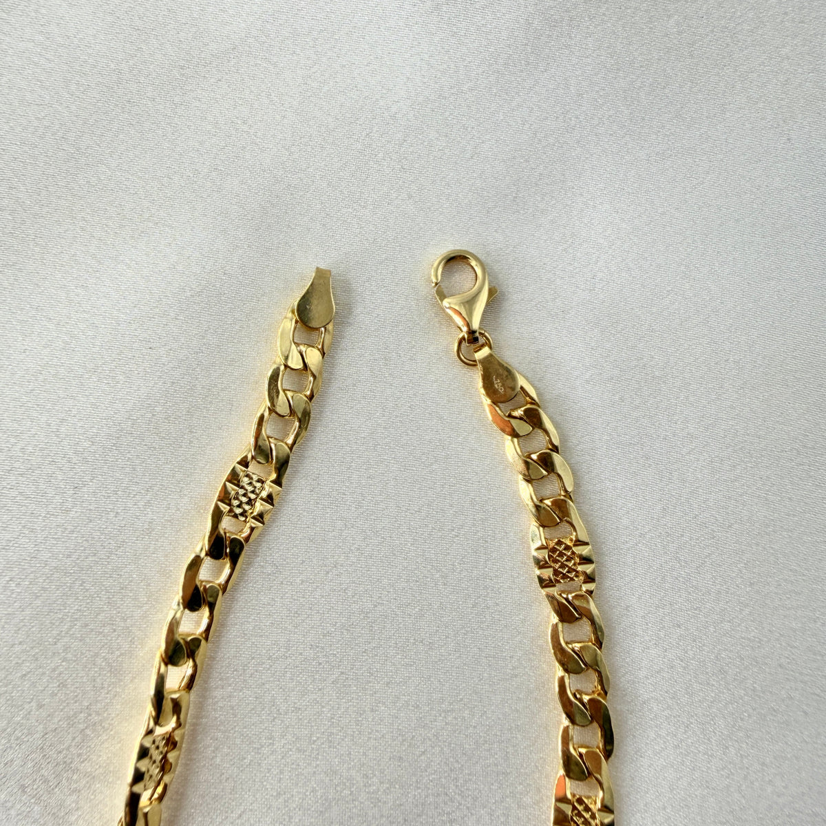 Figaro Link with Diamond-Cut Textured Bar Links MB023