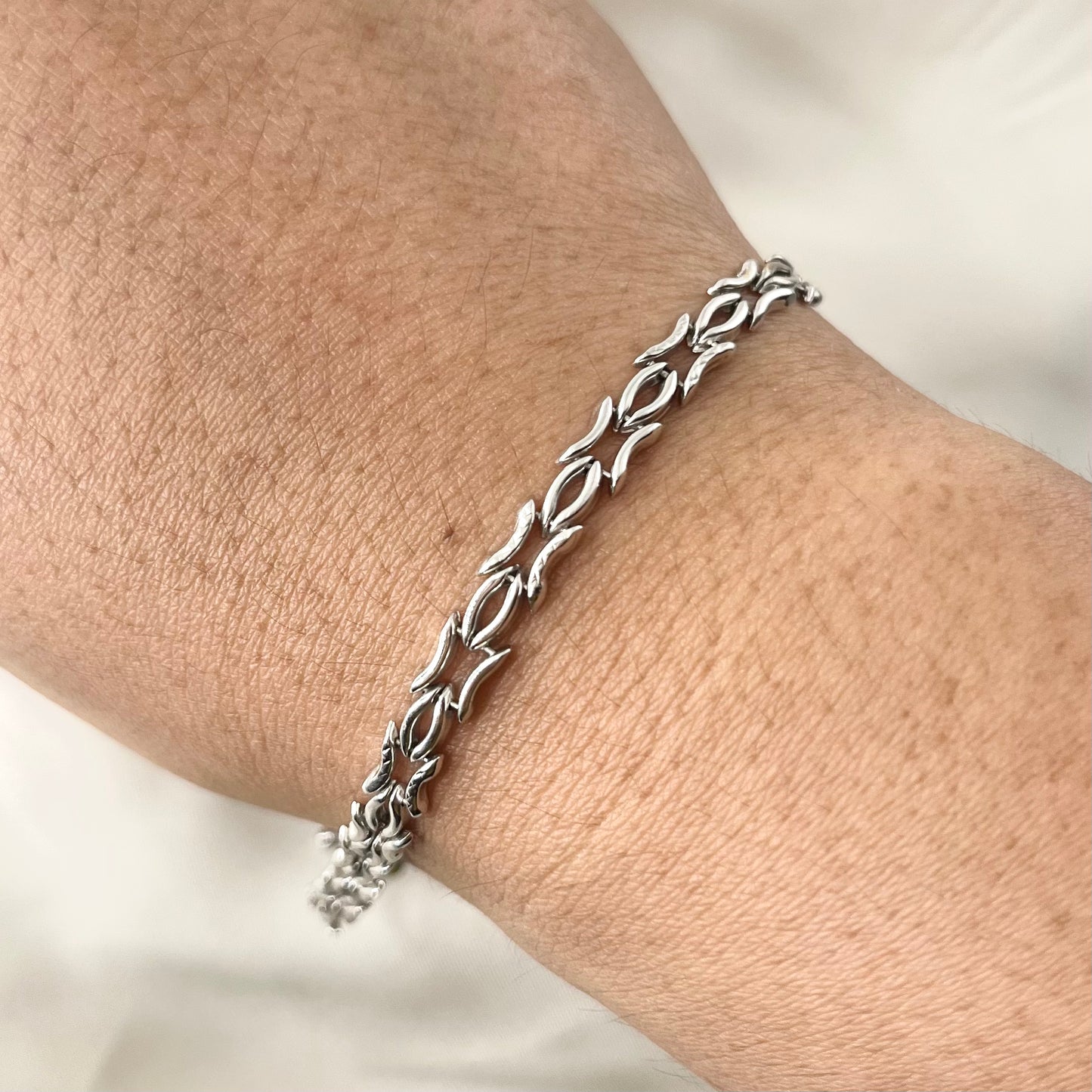 White Gold Dainty Bracelet BR040