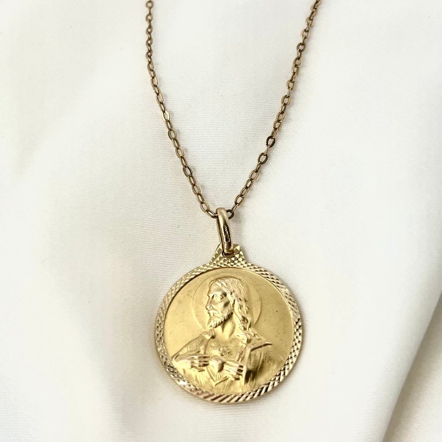 Medallion Yellow Gold NL047